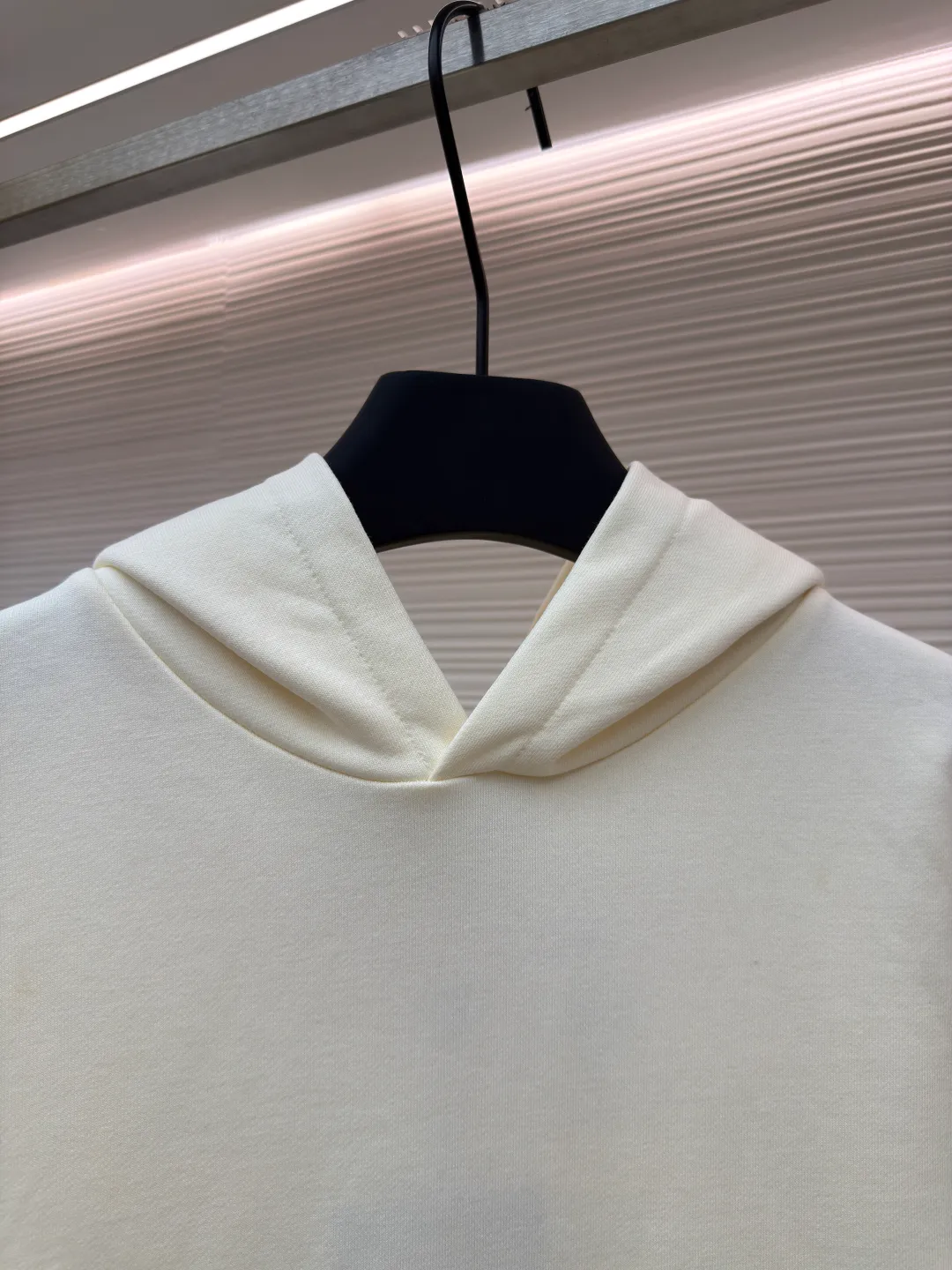 LOUIS VUITTON solid color pullover hoodie long-sleeved sweatshirt ●Authentic product: purchased and developed by 7899 ●Item number: 1680507-A60 ●Fabric: fleece sweatshirt fabric ●Technology: spliced ​​and recycled ●Version: fitted version ●Weight: about 630 grams ●Size: S-M-L-XL ●Description: Trendy brand double-strand 360g fleece sweatshirt material. 2*2 trendy brand thread 400g, machine-made hardware, splicing and return, fabric fermentation washing, customized 1:1 hardware, customized 1:1 trademark. The overall wiring is straight and delicate, the fabric is comfortable and soft, and the color is consistent without color difference. It can be matched with the same style to create a fashionable look and control various occasions. Customized accessories, complete with three standards, same style for men and women!